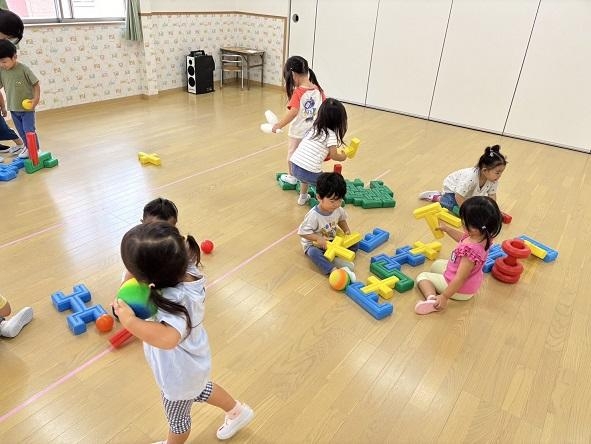 💛ホール遊びとシール貼り〜きらきら園～