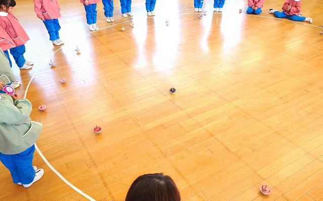☆こま・なわとび大会～年少組～